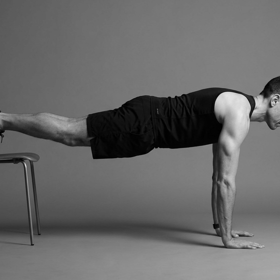 Pompes avec les pieds surélevés sur une chaise, position haute