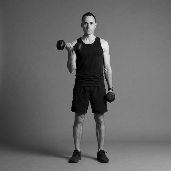 Curl biceps debout avec haltère, un bras
