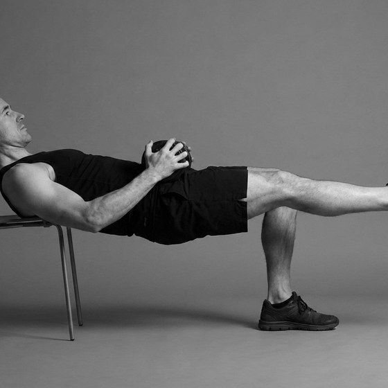 Hip thrust une jambe, haut du dos appuyé sur une chaise