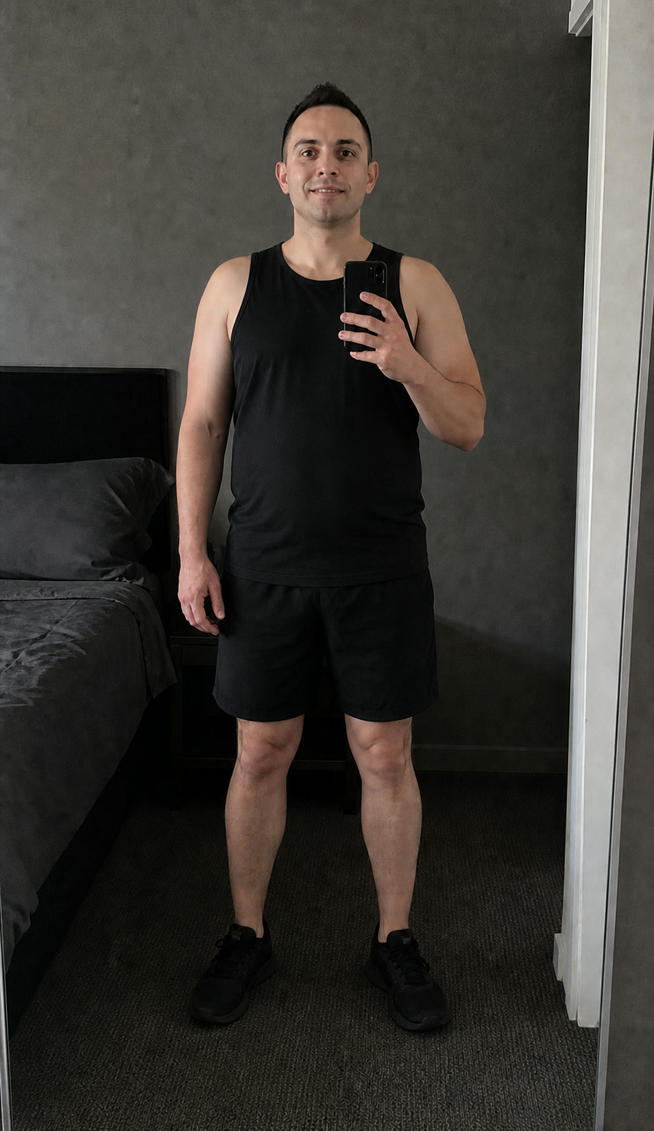 Même homme aujourd’hui, photographié avec son téléphone